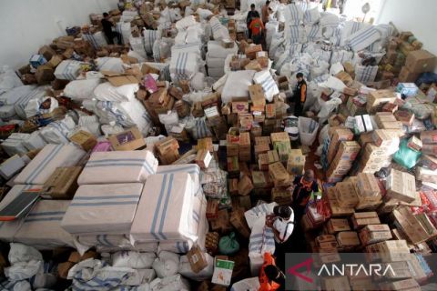 BPBD Jatim kumpulkan bantuan untuk korban banjir bandang dan longsor di Sumatera