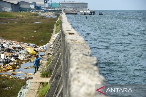 Petugas SDA perbaiki kebocoran tanggul laut Muara Baru