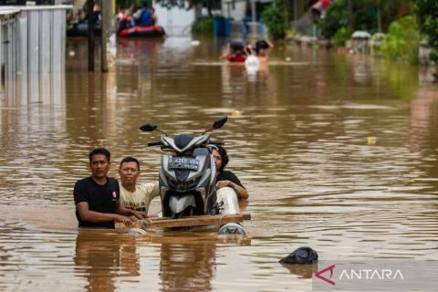 Banjir Kabupaten Bandung meluas, transportasi terganggu dan warga andalkan perahu
