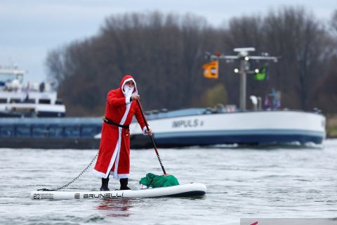Saat Sinterklas bermain papan seluncur di atas sungai