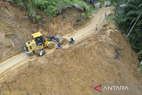Alat berat bersihkan material longsor di Silungkang, akses Agam–Pasaman Barat mulai pulih