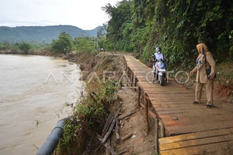 Jembatan darurat pascabencana di Padang Pariaman