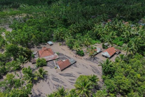 Dampak banjir lahar hujan Gunung Semeru