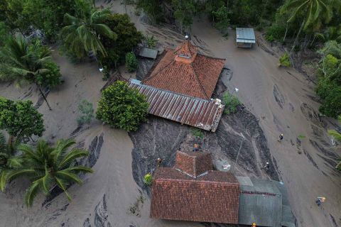Sedikitnya 15 rumah tertimbun material banjir lahar Gunung Semeru