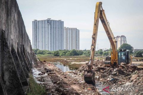 Penanganan kebocoran tanggul pengaman pantai pesisir Jakarta cegah banjir rob