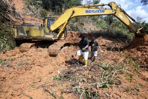 FOTO - Pembukaan akses jalan untuk memudahkan pengiriman bantuan