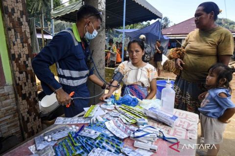Petugas kesehatan terapkan sistem jemput bola cek kesehatan warga korban bencana di Tapanuli Tengah