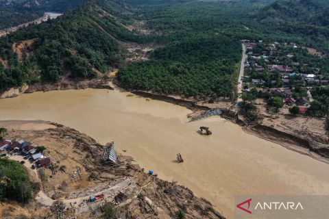 Jembatan Lubuk Sidup masih putus pascabanjir di Aceh Tamiang