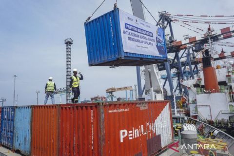 Pelepasan 15 kontainer barang bantuan untuk korban bencana di Sumatera