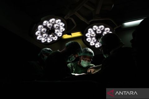 Melihat upaya dokter TNI AL selamatkan kaki korban banjir bandang di atas kapal