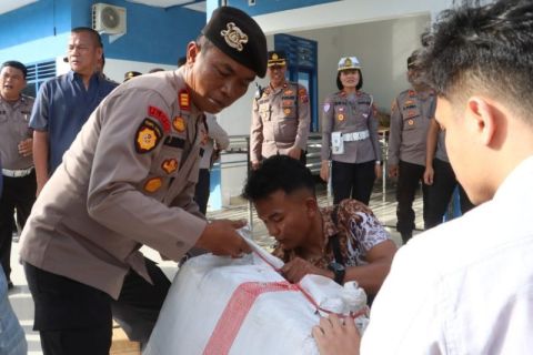 Paket makanan dansarung Polres Simalungun untuk korban bencana alam Sumut