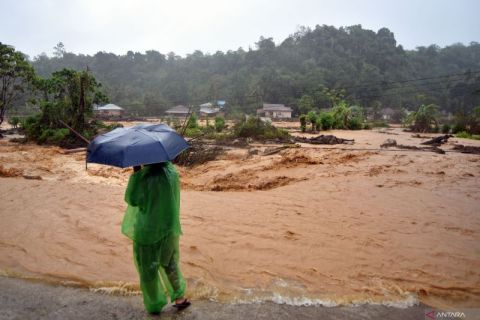Air kembali meluap di area terdampak banjir bandang kawasan Batu Busuk, Padang