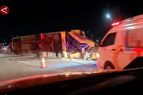 15 orang meninggal dunia pada insiden laka bus di jalan tol Semarang