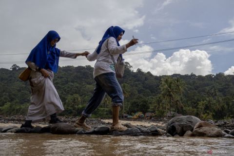 Menembus batas demi mengobati penyintas banjir bandang