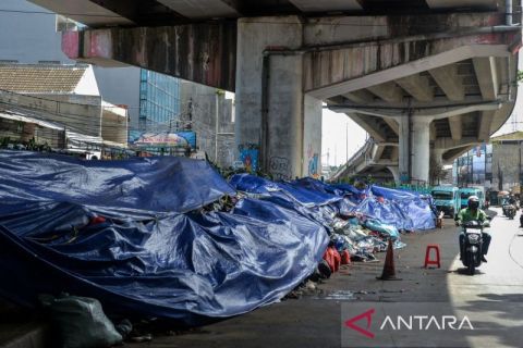Kurangi dampak bau, Pemkot Tangsel tutup tumpukan sampah di Ciputat dengan terpal