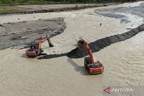 Pemulihan aliran sungai  yang rusak  pascabanjir dan longsor  di Aceh Barat