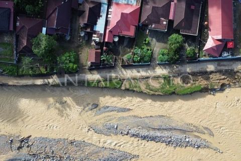 Sawah rusak akibat banjir bandang di Sumatera Barat