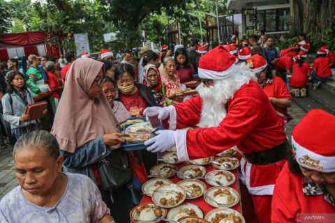Merayakan Natal dengan berbagi makanan gratis di Semarang