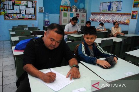 Memperkuat peran melalui Program Gerakan Ayah Mengambil Rapor ke Sekolah