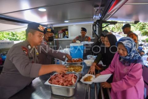 Pelayanan dapur umum Polri di Padang Pariaman