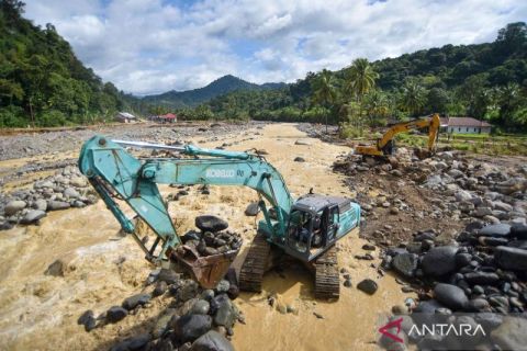 Perbaikan alur sungai pascabanjir di Padang untuk hindari banjir susulan
