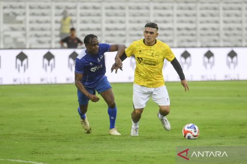 Melihat aksi legenda sepak bola Indonesia dalam laga amal untuk bencana Sumatra