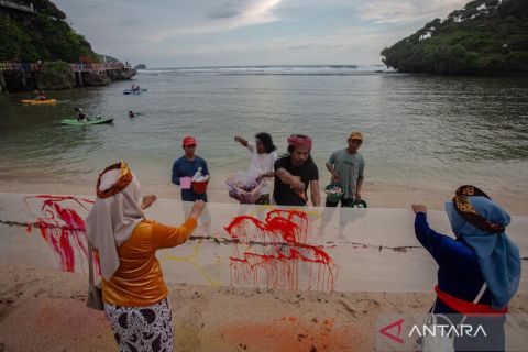 Lukisan kanvas sepanjang 100 meter di Pantai Drini jadi media promosi wisata Gunung Kidul