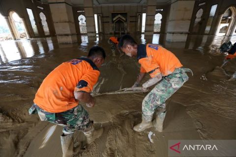 Prajurit TNI bersihkan masjid terdampak bencana alam di Aceh Tamiang