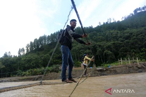 Perjuangan warga sebrangi sungai dengan jembatan tali darurat di Gayo Lues
