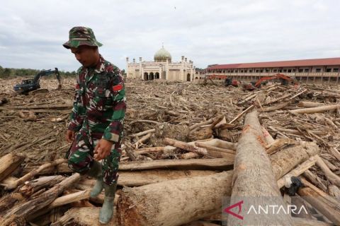 TNI dan Kemenhut bersihkan pesantren dari gelondongan kayu dan lumpur