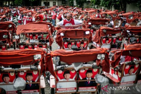 Penyaluran becak listrik bantuan Presiden Prabowo di Solo