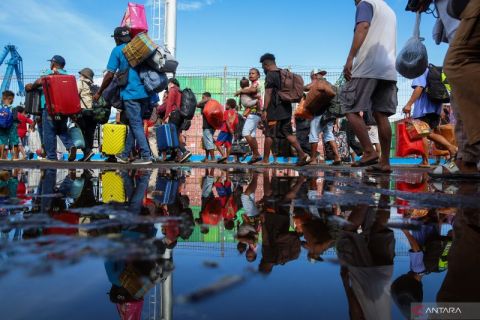 Arus mudik Natal dan Tahun Baru di Pelabuhan Manokwari padat