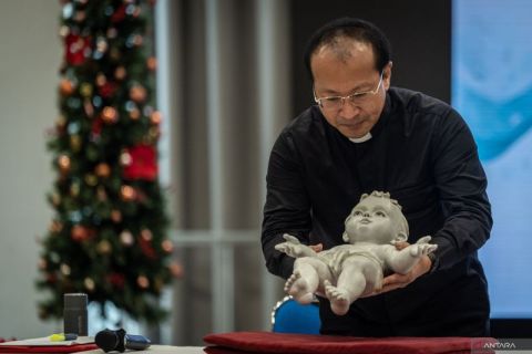 Persiapan ibadah Natal di Gereja Katedral Jakarta