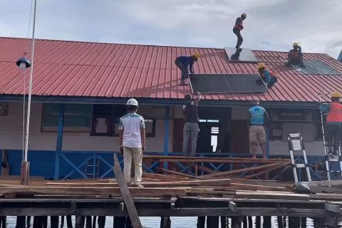 PLN UID Sulselrabar nyalakan listrik 18 sekolah di Muna dan Muna Barat