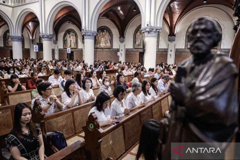 Begini suasana misa malam Natal di sejumlah daerah