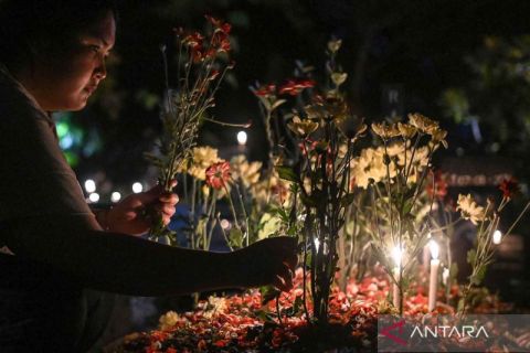 Warga keturunan Portugis gelar ziarah ke makam keluarga saat malam Natal
