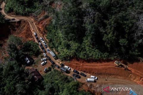 Upaya pemulihan pascabencana, jalan darat di Tapanuli Tengah mulai bisa dilalui kendaraan