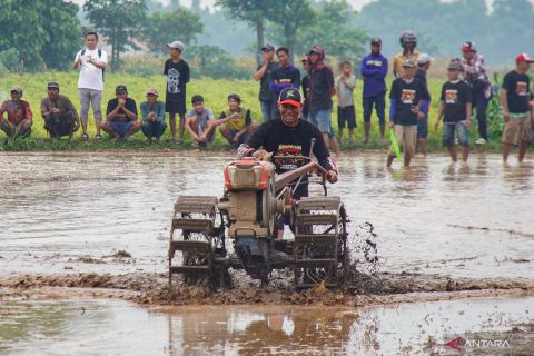 Balap traktor sambut musim tanam di Probolinggo