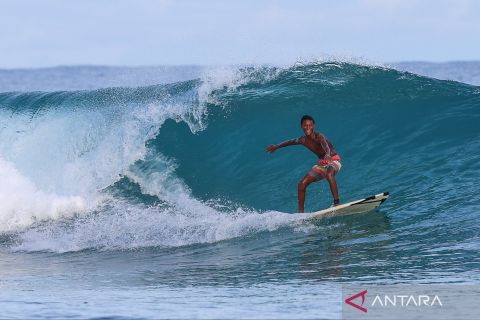 Musim ombak tinggi, anak-anak berlatih selancar di Pantai Batu Kotak Manokwari