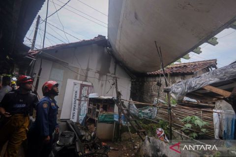 Terbawa puting beliung, sayap pesawat timpa dan hancurkan rumah warga di Bogor