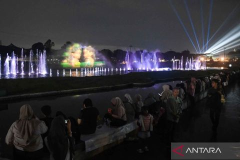 TMII menjadi salah satu pusat kunjungan warga saat malam pergantian tahun di Jakarta