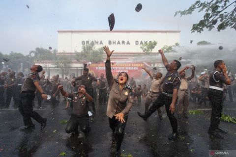 Basah-basahan usai naik pangkat di Polrestabes Surabaya
