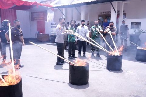 Kejari Batang musnahkan barang bukti berbagai perkara 2024–2025