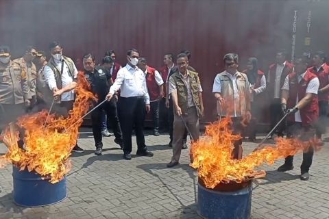 Mentan musnahkan bawang bombai impor ilegal berpenyakit di Surabaya
