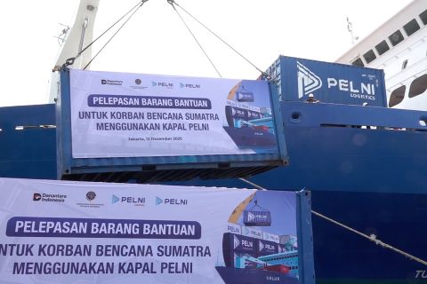 Pelni kirim 15 peti kemas bantuan bagi korban bencana di Sumatera