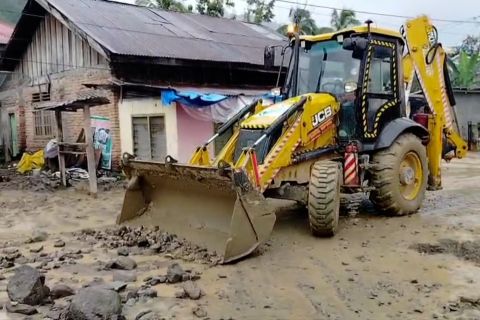 Polres Agam kerahkan alat berat bersihkan jalan tertimbun galodo