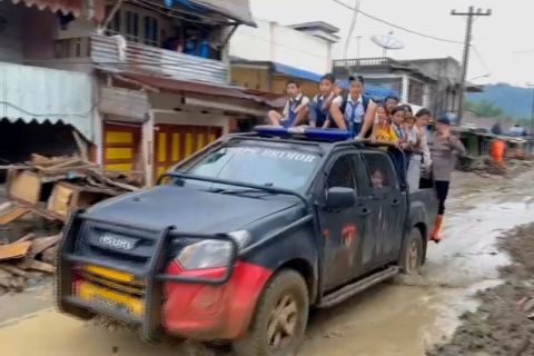 Rantis Brimob Polda Sumut jadi andalan anak bersekolah di Tapsel