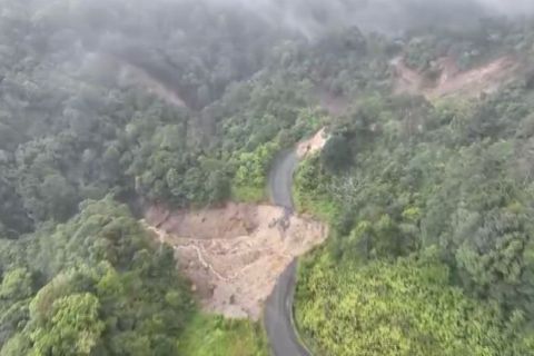 Survei jalan Padang-Bukittinggi yang tertutup material longsor