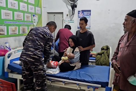 TNI AL beri bantuan logistik bagi klinik yang layani korban banjir
