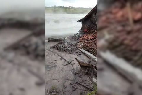 Banjir lahar Gunung Semeru terjang permukiman, warga mengungsi